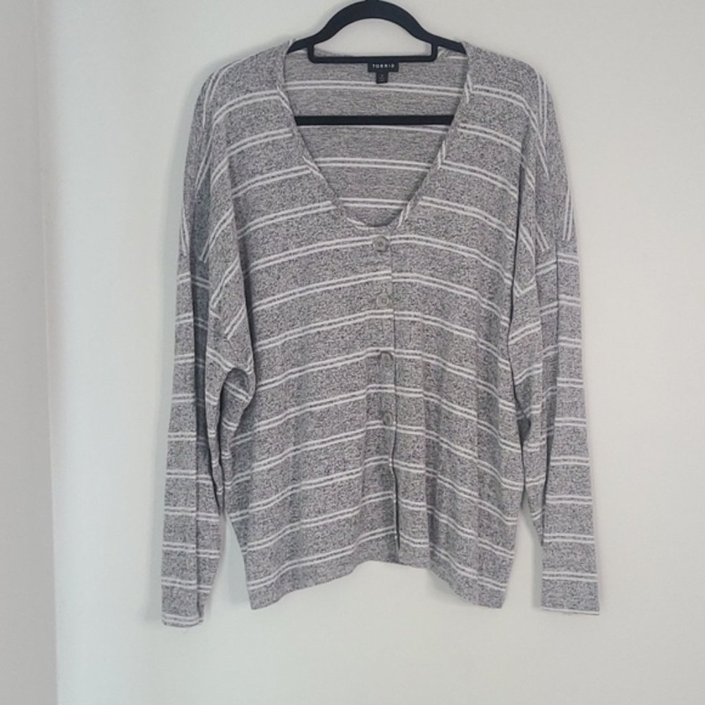 Torrid size 3 gray and white top with button detail